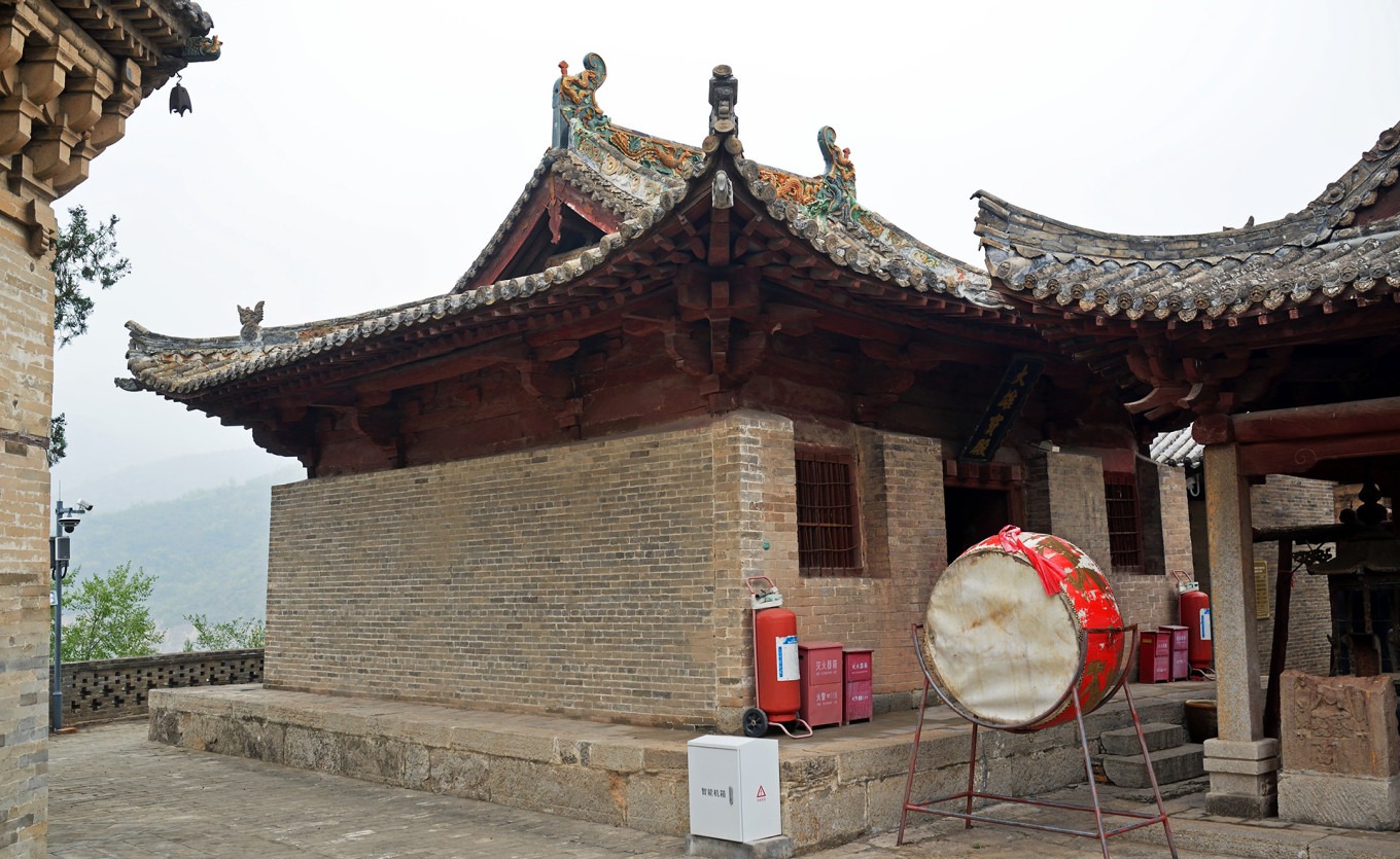 Main hall of Yuanqi Temple with deep eaves