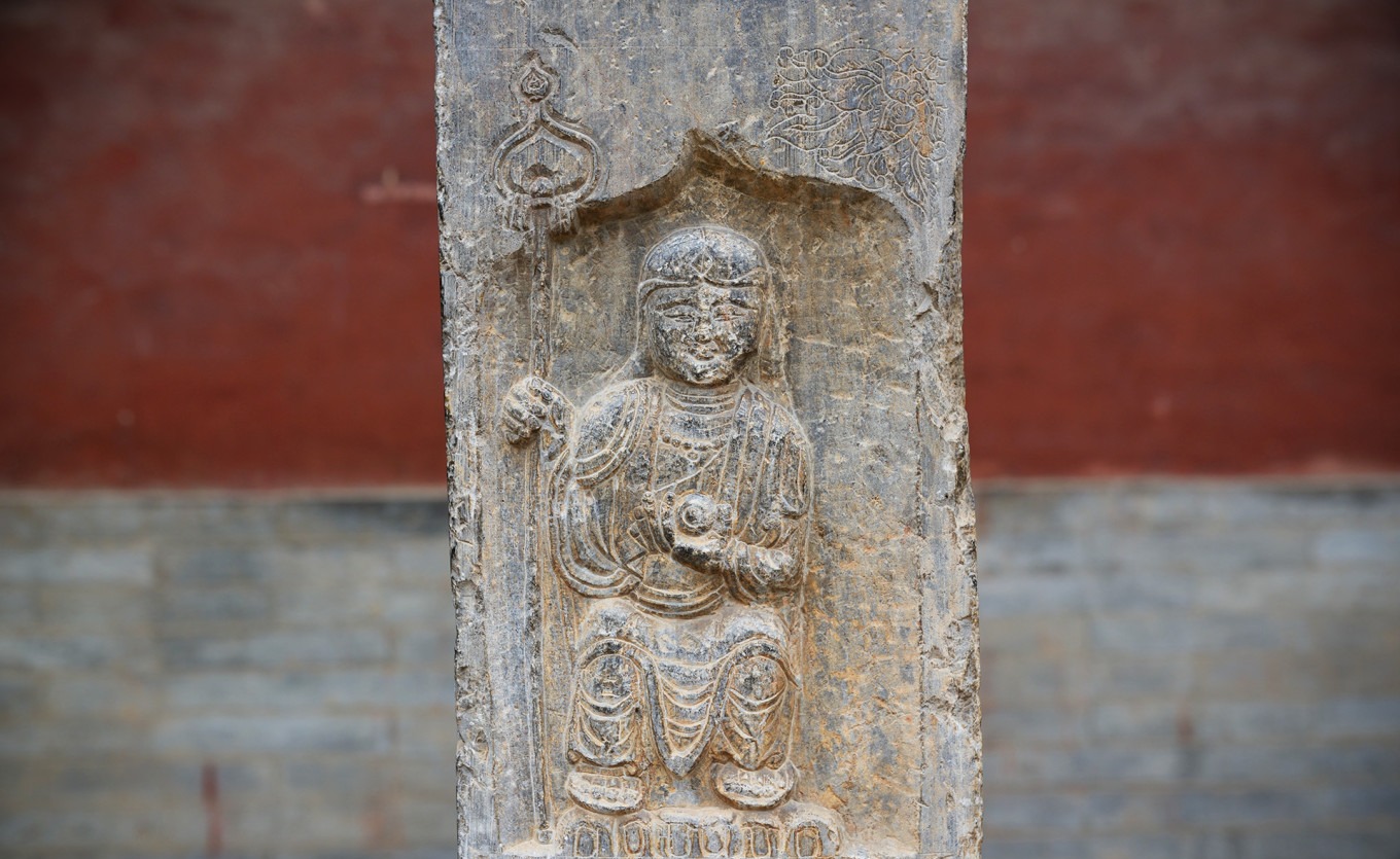 Stele side with carved Buddha