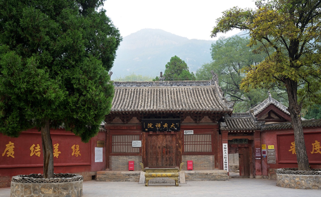 Mituo Hall front view showing deep eaves and large brackets