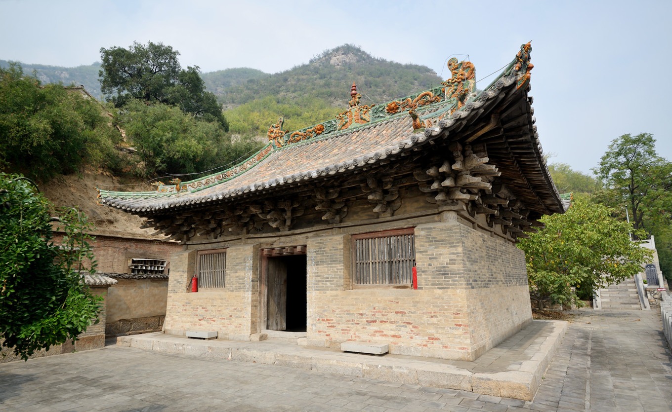 Close-up of Fotou Temple roof eaves and brackets