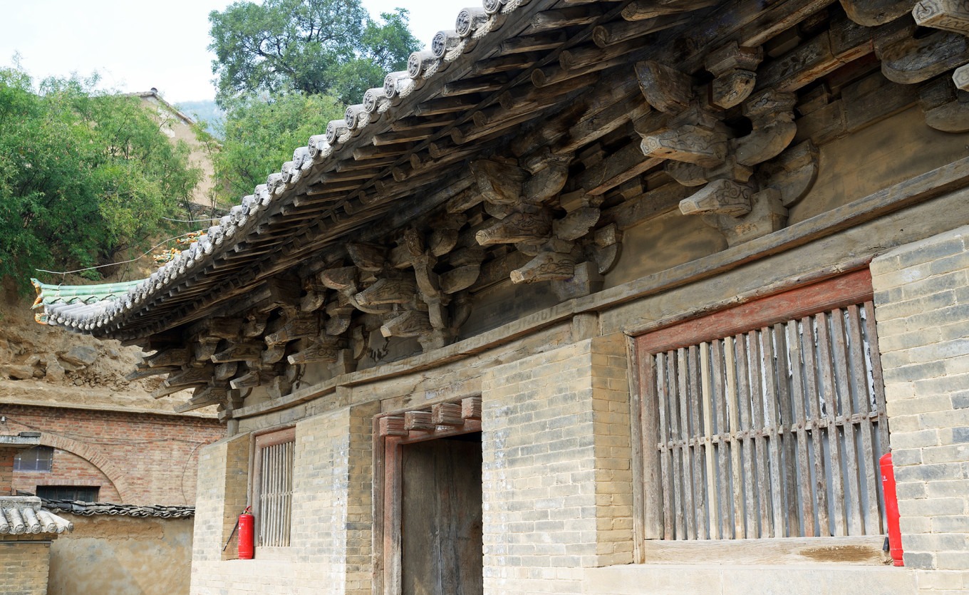 Another angle of Fotou Temple's roof and eaves