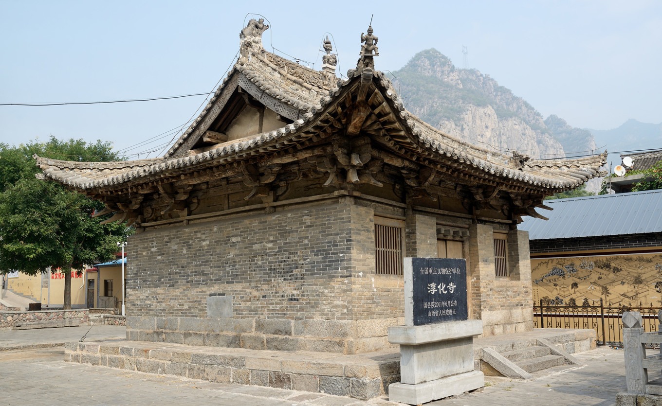 Chunhua Temple main hall, a Jin dynasty structure with wide eaves