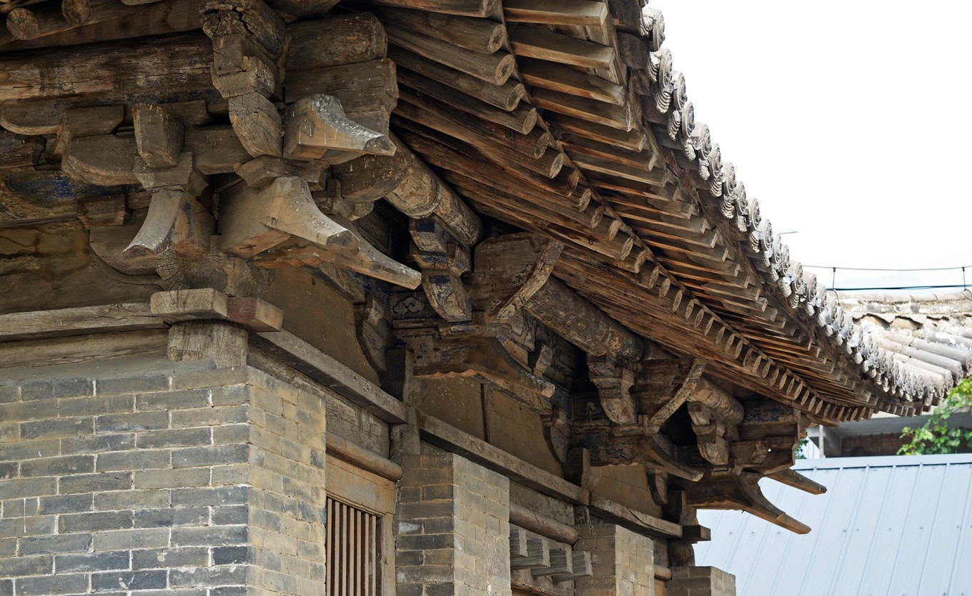 Close-up of the 'Four Short Men' warrior statues on the eaves corners