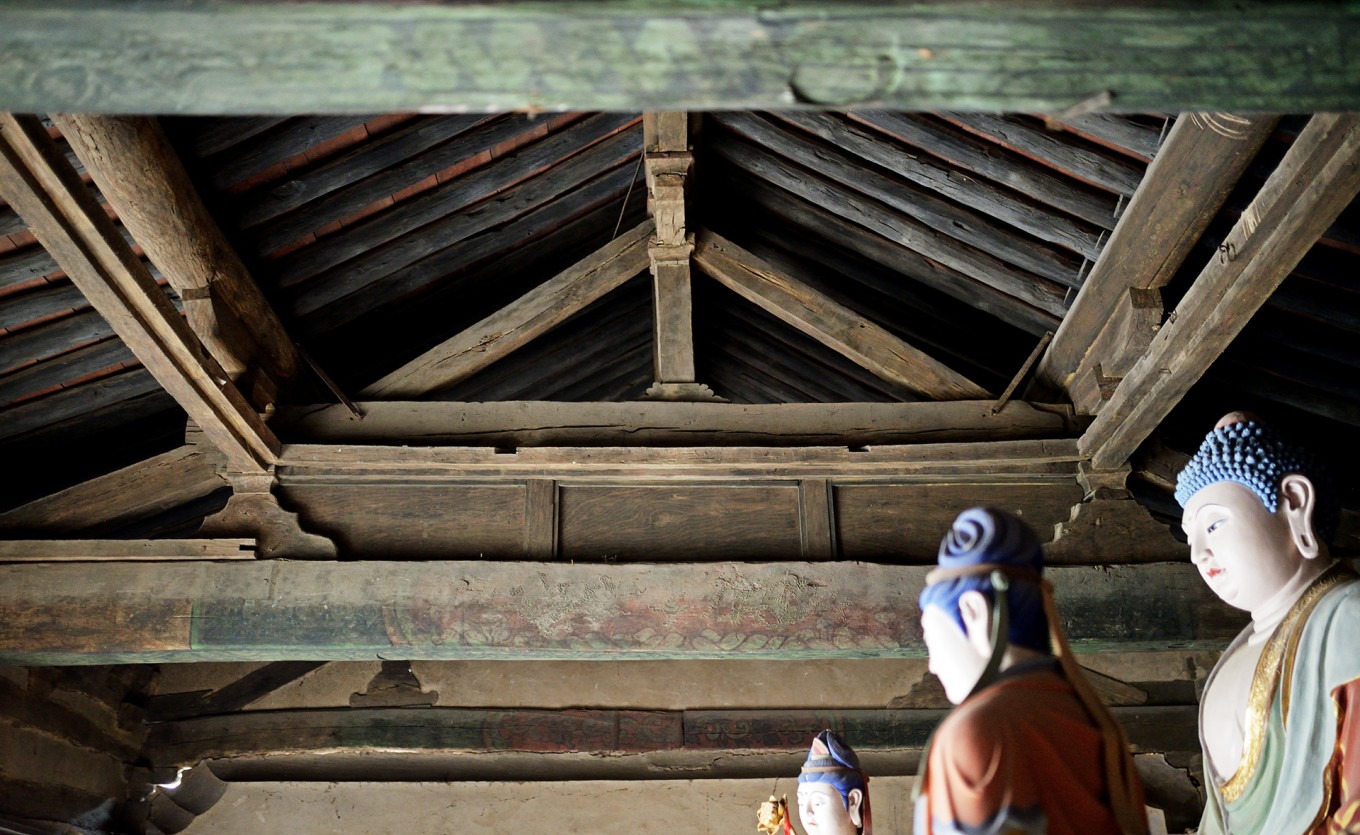 The Western Side Hall's eaves and roof structure