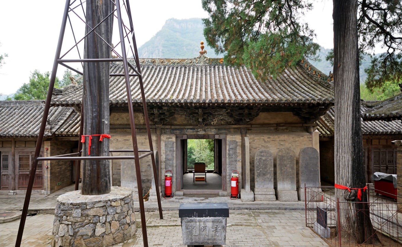Jin dynasty bracket sets shaped like peonies on the gate