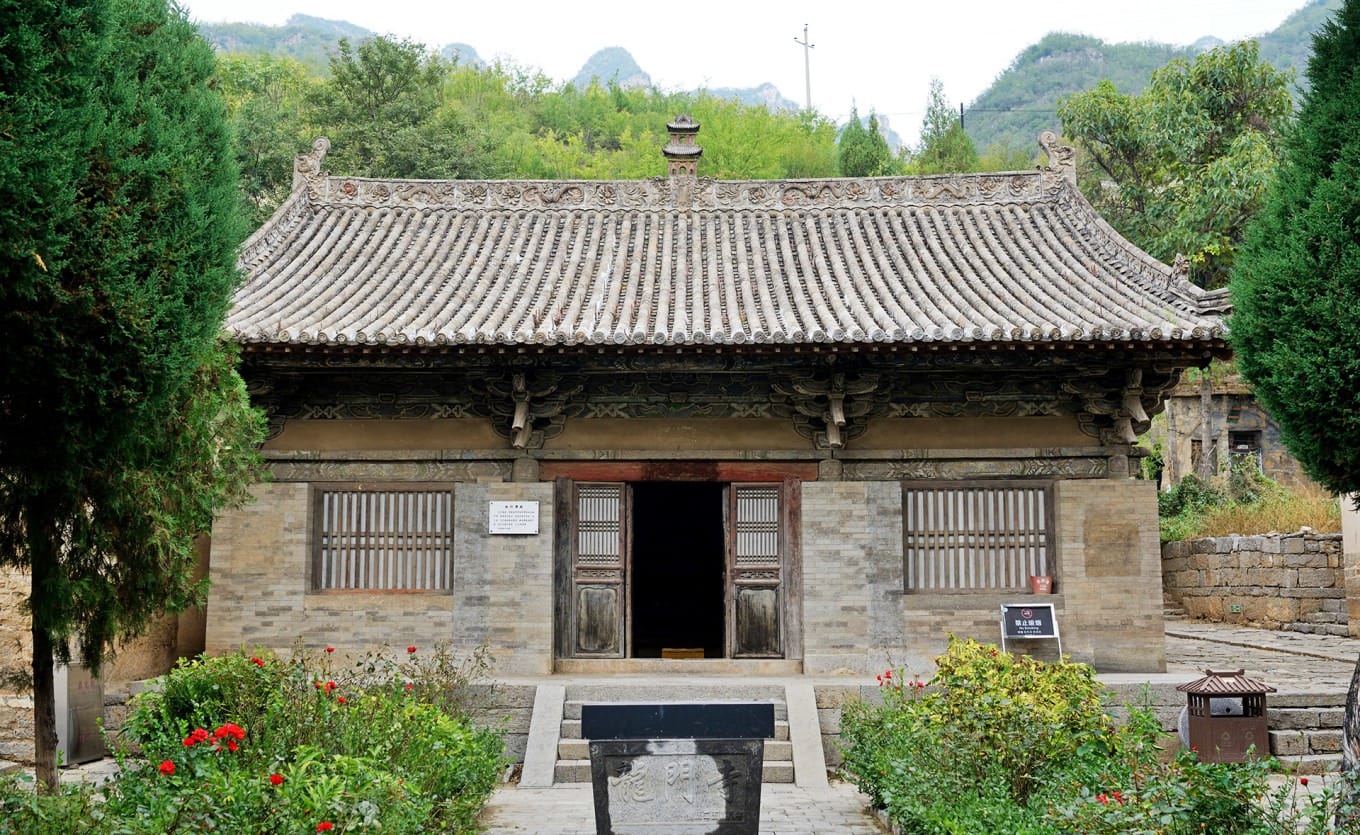 Yuan dynasty Lamp-Lighting Buddha Hall with rough timber
