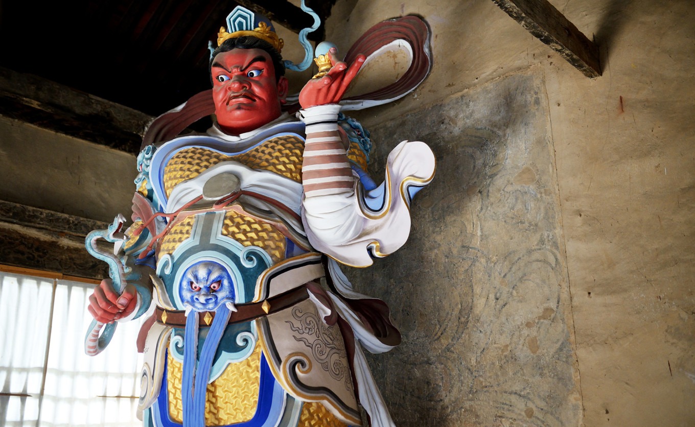 Interior of the Heavenly King Hall with statues
