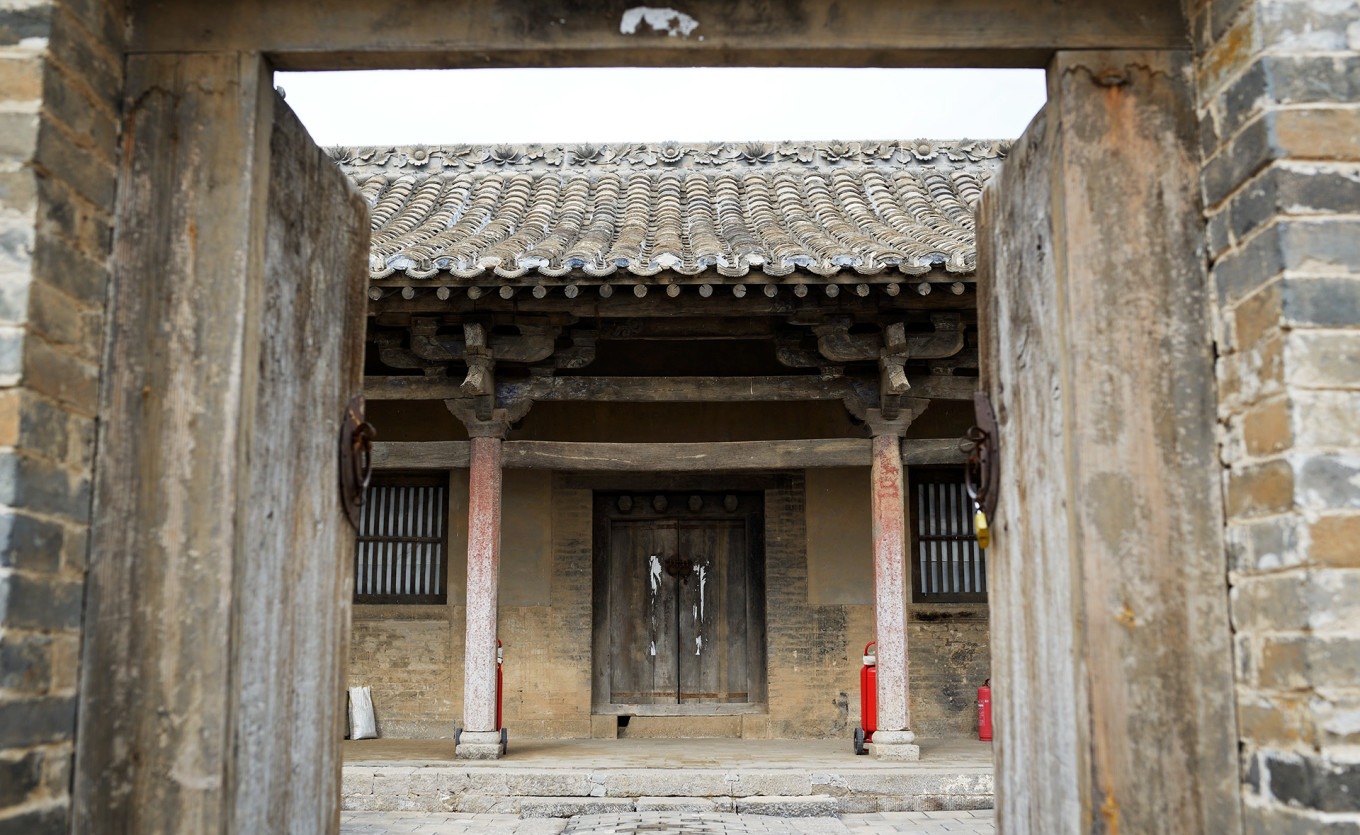 Exterior view of Huilong Temple showing its single-hall structure and courtyard wall