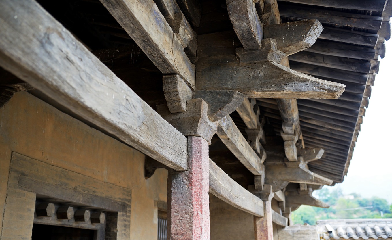 Interior view of Huilong Temple showing bracket arms and roof structure