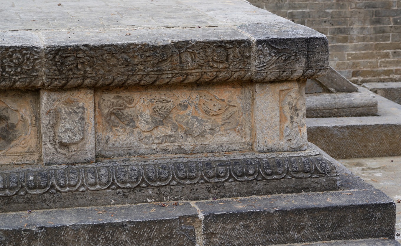 Close-up of carvings on the platform waist