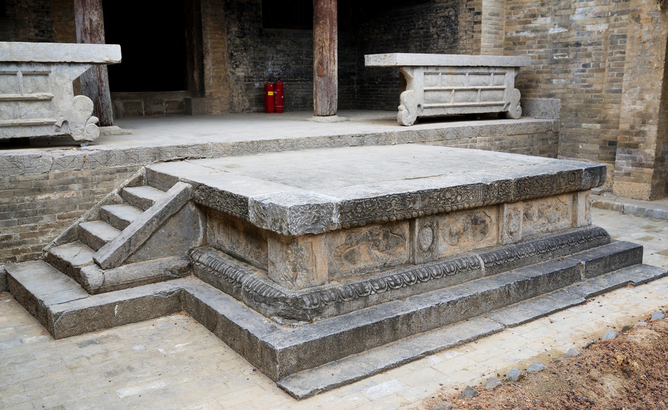 Stone carving of the Song-Jin Dialogue Scene on the platform