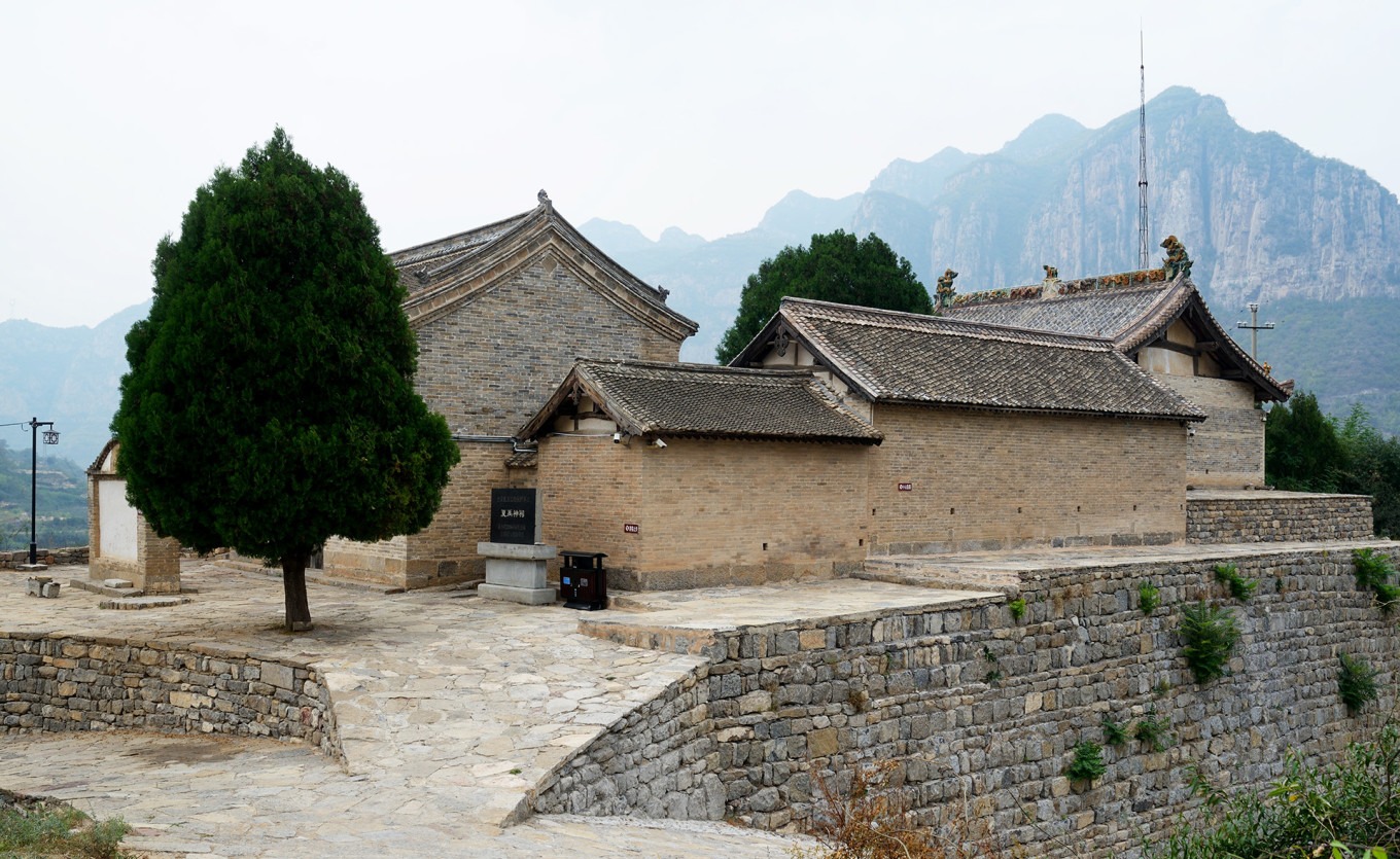View of Xia Yu Shrine against distant cliffs and the Zhuozhang River