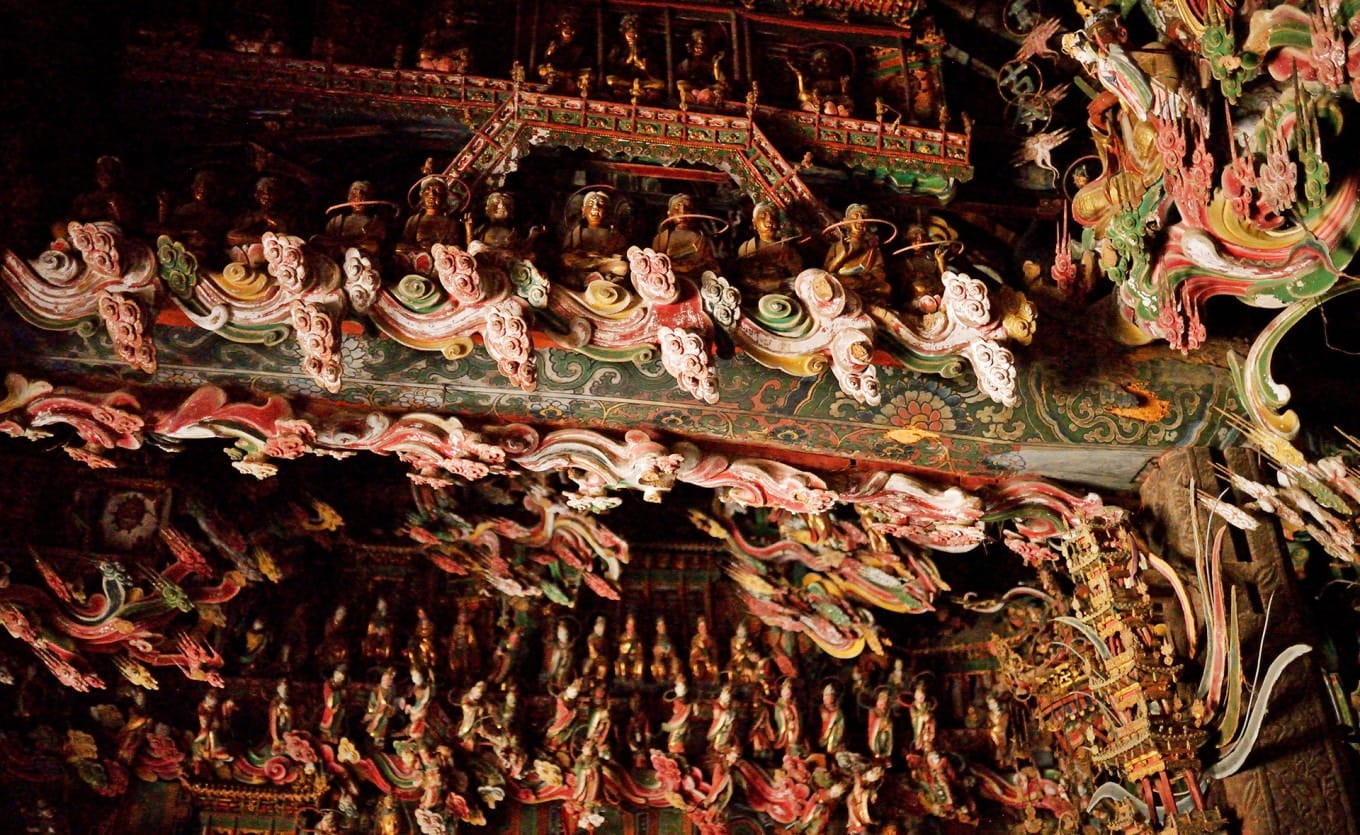 Beam sculptures showing Thirty-Five Buddhas in golden pavilions