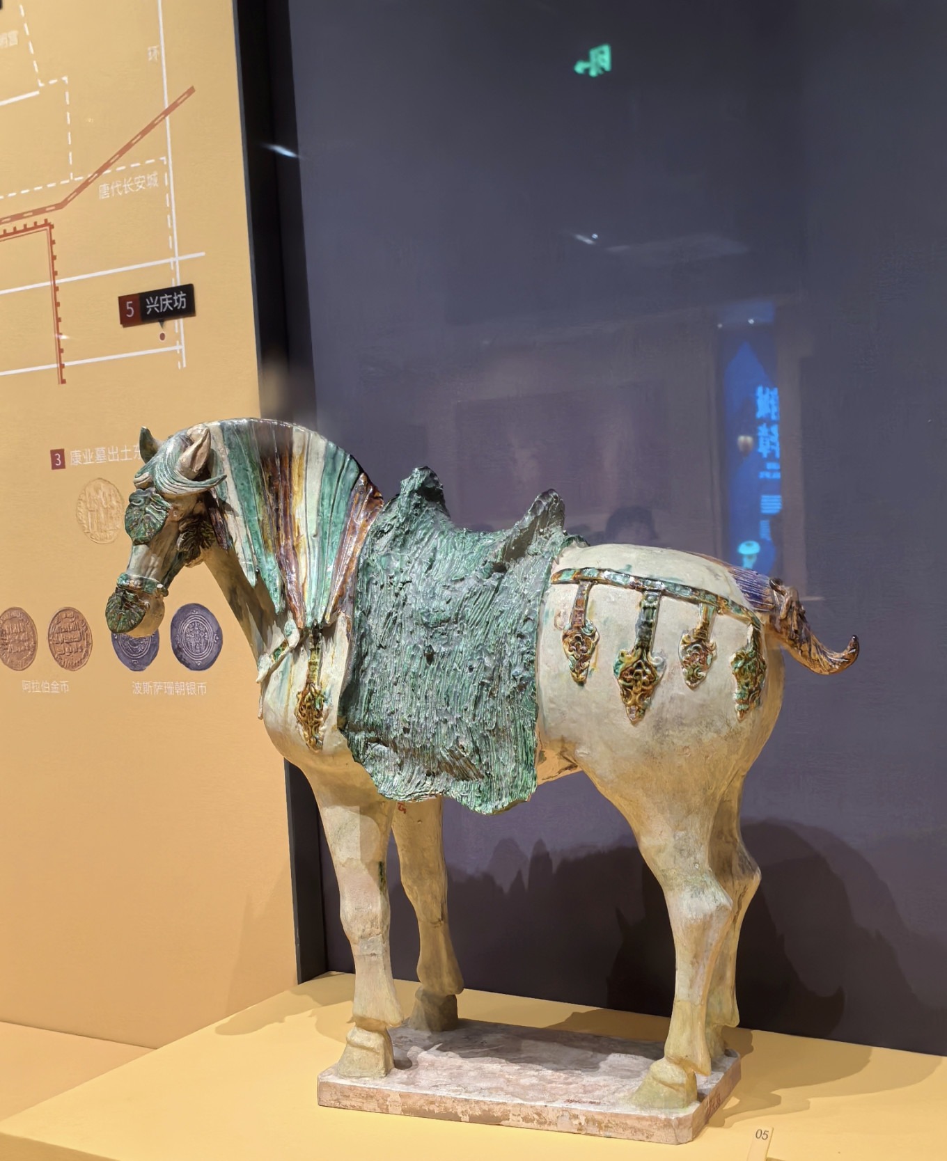Tri-color pottery horse without blue glaze