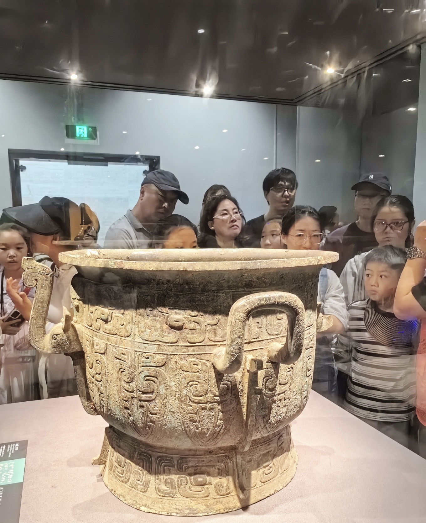 Large bronze ding from Feng Hao site