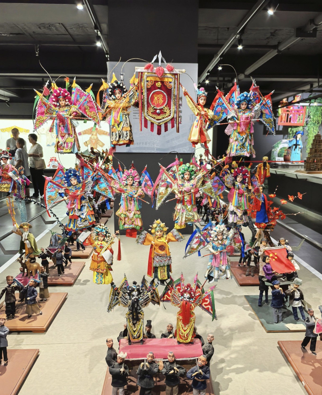 Exhibit of Yang Family Female Generals with a prominent national flag on the right