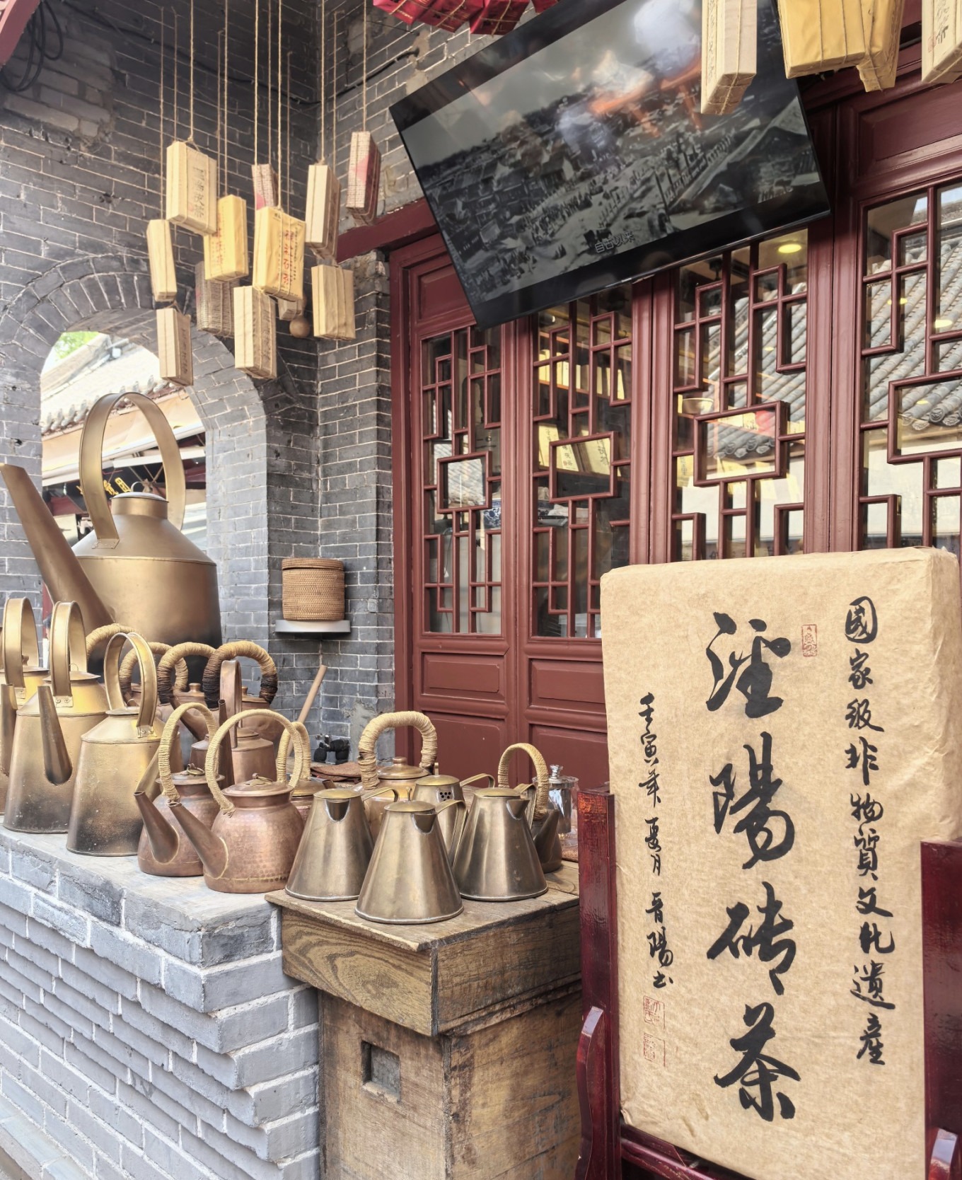 Pressing Jingyang brick tea at Yongxingfang