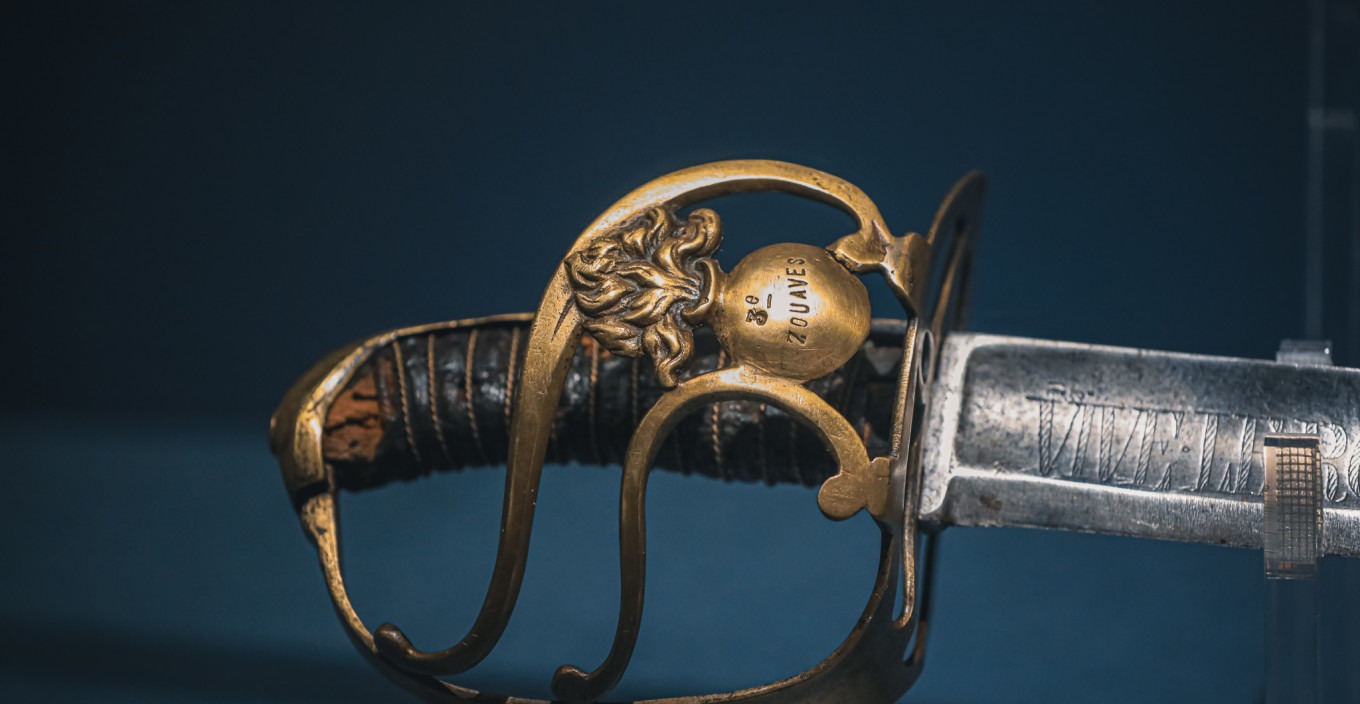 Chinese halberd (钺) artifact