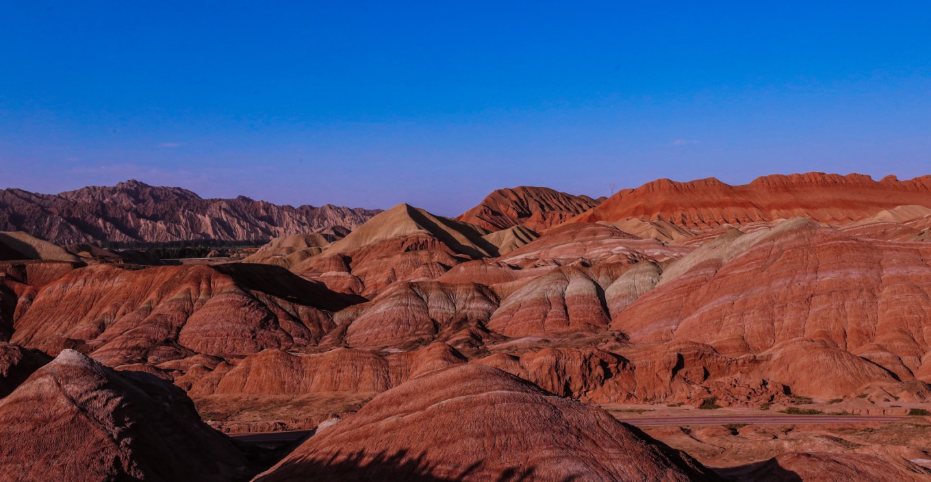 Wide view of the Colorful Screen formation
