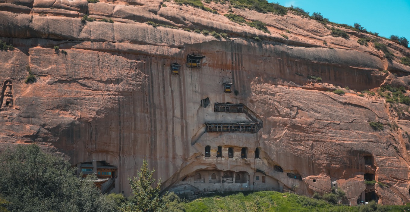 Thousand Buddha image at the entrance of Thirty-three Heavens