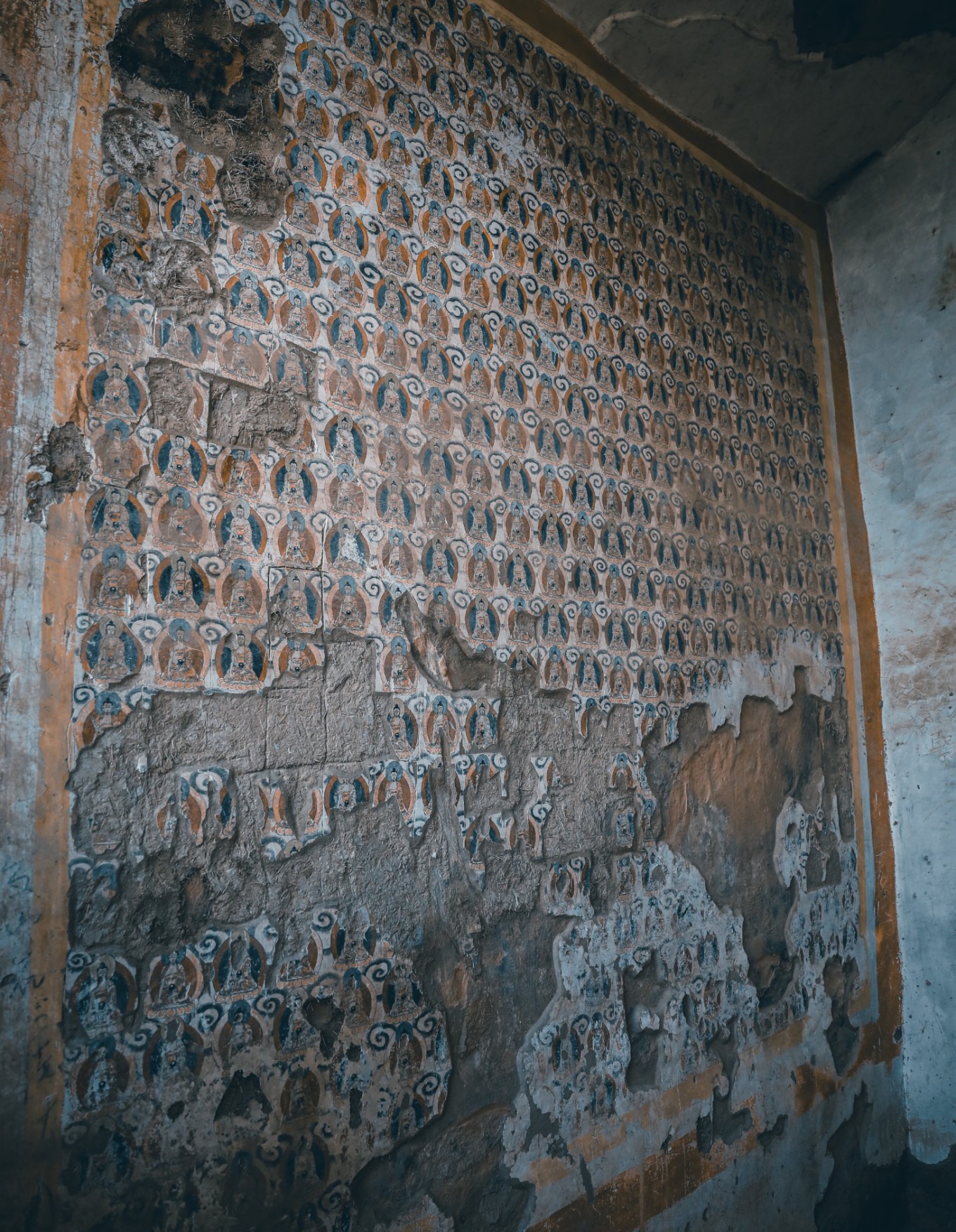 Narrow tunnel inside the Thirty-three Heavens