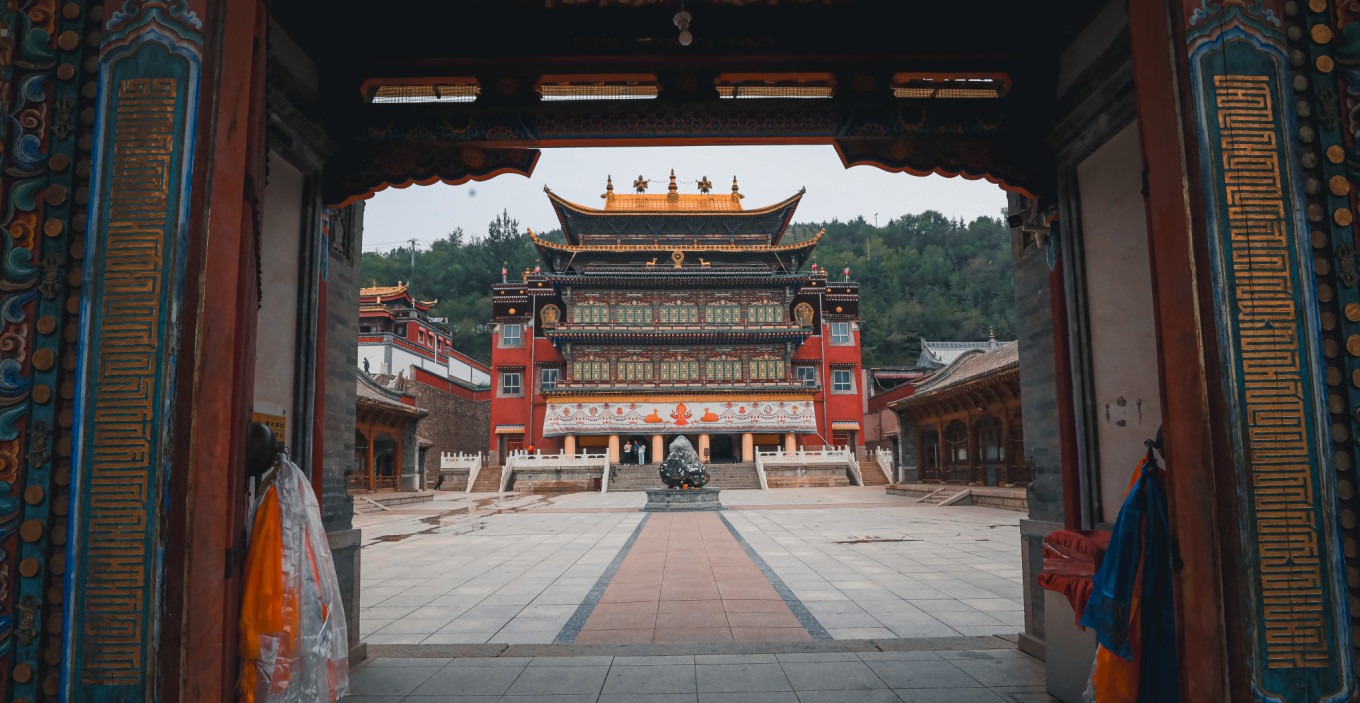 Quiet morning scene of Tar Temple with golden roofs and white pagodas