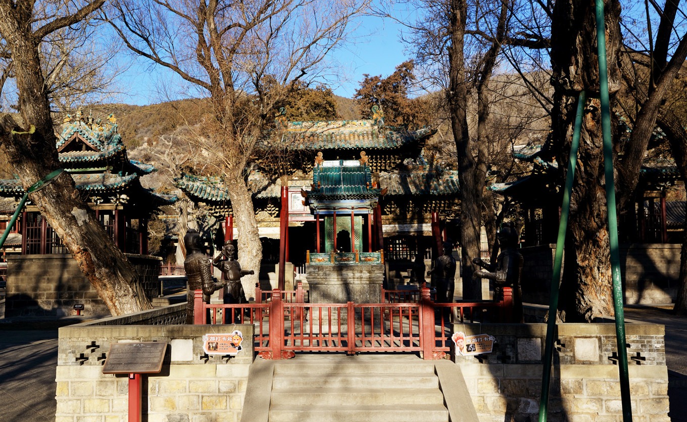 Golden Man Platform with iron figures and glazed pavilion